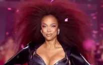 Siêu mẫu Tyra Banks trở lại hoành tráng trên sàn diễn Victoria's Secret