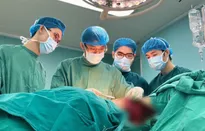 Sau 16 lần hóa trị ung thư vú, cô gái được phẫu thuật tạo hình để điều trị triệt căn