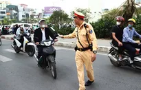 Hà Nội: Hơn 1.000 trường hợp vượt đèn đỏ, leo vỉa hè trong 1 tháng