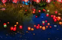 Lễ thả đèn hoa đăng Vesak 2025: Cầu nguyện cho hòa bình thế giới