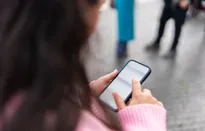 Người dùng smartphone có nên sử dụng miếng dán màn hình chống nhìn trộm?