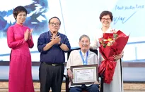 Nhạc sĩ Phạm Tuyên được trao giải Hiệp sĩ Dế mèn