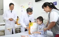 Lan tỏa yêu thương: Lãnh đạo Bộ Y tế thăm bệnh nhi ung thư nhân 1/6