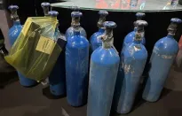 Phát hiện xe khách chở hàng trăm bình khí nghi là “khí cười” không rõ nguồn gốc