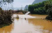 Quảng Bình: Nước lũ cuốn trôi 2 chị em mất tích trong đêm