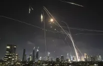NÓNG: Iran đáp trả Israel dữ dội, hàng trăm tên lửa bay qua Jerusalem và Tel Aviv