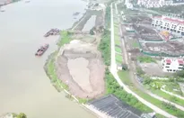 Múc đất bãi ven sông gây nguy cơ mất an toàn đê điều