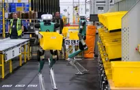 Robot tự hành tại các kho hàng Amazon sắp nhiều bằng con người