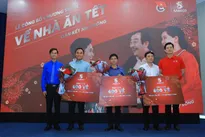 Tết spirit: Sabeco gifts air, bus tickets to 2,000 outstanding workers