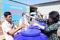 Bến Tre residents supply fresh water to households affected by saltwater intrusion