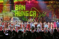 Hanoi – The Heroic Anthem of the Streets: A Sky Full of Flags and Flowers, Brimming with Majestic Emotions