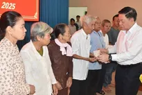 Tet gifts bring warmth to the poor and policy beneficiaries