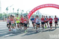 Hundreds of people join running events in Ben Tre and Da Nang