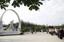 Vietnam Television Delegation Pays Tribute at Gac Ma Soldiers Memorial Site