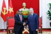 Party chief congratulates Singaporean ambassador on successful tenure