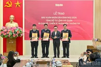Nhan Dan Newspaper presents Tet issue to soldiers and people in border and island areas