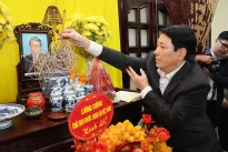 State President offers incense in tribute to late Party, State leaders