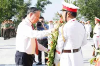 Party General Secretary offers incense in Tay Ninh, Ho Chi Minh City
