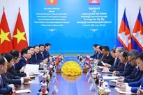 Vietnamese, Cambodian PMs discuss ways to further promote bilateral ties