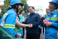 PM Pham Minh Chinh extends Tet greetings to environmental sanitation workers in Hanoi