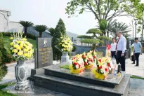 Top leader pays tribute to late Party General Secretary Ha Huy Tap in Ha Tinh province