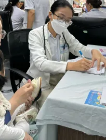 TP Hồ Chí Minh: Hơn 30% trẻ từ 1 tuổi đến 5 tuổi chưa tiêm đủ mũi được tiêm vaccine sởi