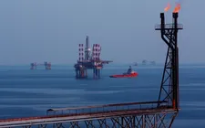 Giá dầu thô tăng mạnh trở lại