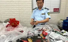 Hàng loạt đồ ăn nhập lậu bán cho trẻ em bị thu giữ tại Hải Dương