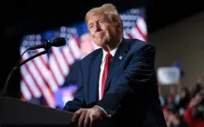 Chính sách giảm giá thuốc mới của Tổng thống Trump gây tranh cãi dữ dội trong ngành dược