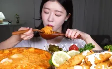 Mukbang: Trào lưu giải trí hay mối nguy tiềm ẩn với sức khỏe?