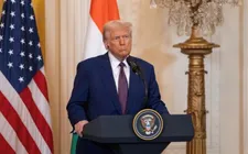 Ông Trump đề xuất áp thuế 50% với EU, 25% với Apple