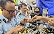 "Xứ sở" hàng nhái dai dẳng giữa trung tâm thành phố Hồ Chí Minh