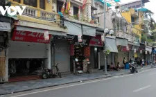 Loạt cửa hàng phố cổ Hà Nội hoạt động cầm chừng vì kiểm tra hàng hóa, thuế