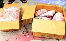 Bình Dương thu giữ hơn 11 tấn thịt lợn, thịt gà, xúc xích “bẩn”