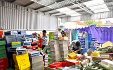 Tuýt còi lô hàng lậu gần 5.000 sản phẩm quần áo, giày dép trẻ em tại Ninh Bình