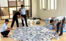 Đột kích kho hàng ở Móng Cái, phát hiện hơn 5.000 tuýp thuốc trị ngứa và 400 lít siro nhập lậu