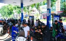 Giá xăng giảm về dưới 20.000 đồng một lít