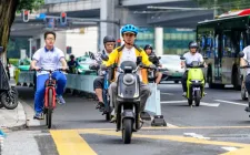 Trung Quốc đưa xe điện thay thế xe xăng thế nào?