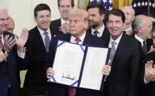 Ông Trump ký ban hành Đạo luật về tiền điện tử stablecoin