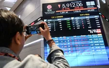 Nhiều thị trường chứng khoán đi lên cùng đồng euro sau thỏa thuận Mỹ - EU