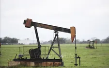 Giá dầu tăng khoảng 1% khi lo ngại về nguồn cung lắng dịu