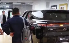 Người tiêu dùng Trung Quốc đổ xô mua xe điện trước khi trợ cấp thu hẹp