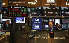 Thông tin Fed giảm lãi suất khiến Phố Wall tăng điểm, đồng USD suy yếu