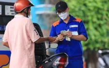 Giá xăng giảm gần 4.000 đồng/lít