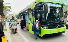 Biến động giá xăng dầu, nhiều người thay đổi thói quen đi lại