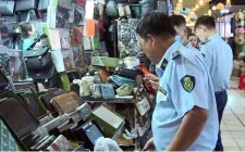 Tiểu thương phát loa, đóng cửa né kiểm tra hàng giả, hàng nhái