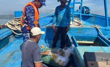 Tạm giữ tàu vận chuyển gần 3 tấn mực khô không rõ nguồn gốc