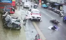 Ô tô mất lái đâm loạt xe máy ở Sa Pa, cháu bé 5 tuổi tử vong