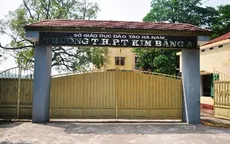 Cây xanh bất ngờ bật gốc, đè 6 học sinh phải nhập viện