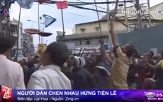 TP. HCM: Chen nhau dùng vợt hứng tiền cúng cô hồn